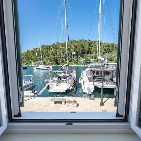 The Captain's Bridge Gaios